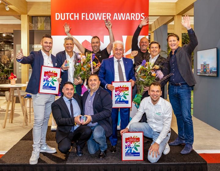 Holstein Flowers, Esperit 𝗲𝗻 Coop Del Golfo 𝘁𝗿𝗼𝘁𝘀𝗲 𝘄𝗶𝗻𝗻𝗮𝗮𝗿𝘀 𝗗𝘂𝘁𝗰𝗵 𝗙𝗹𝗼𝘄𝗲𝗿 𝗔𝘄𝗮𝗿𝗱𝘀 𝟮𝟬𝟮𝟭<br/><br/>Groei door innovatie centraal thema<br/> <br/>Aalsmeer, 5 november 2021<br/><br/>Jan van Dam, CEO van Dutch Flower Group (DFG), maakte tijdens de Trade Fair in Aalsmeer op de DFG stand de winnaars van de 19e editie van de Dutch Flower Awards 2021 bekend. Het centrale thema was dit jaar “Groei door innovatie”. Nadat vorig jaar een ‘Big thank you award’ door de COVID-19 situatie online aan alle kwekers werd uitgereikt, kon dit jaar de traditionele Dutch Flower Awards uitreiking weer fysiek plaatsvinden.<br/><br/>Dutch Flower Awards 2021<br/>De onderscheidingen werden uitgereikt in de categorieën Snijbloemen, Planten en Buitenlandse Leverancier. Holstein Flowers is uitgeroepen tot winnaar in de categorie Snijbloemen. In de categorie Planten ging de onderscheiding naar Esperit Plants. Del Golfo, gevestigd in Italië, is uitgeroepen tot winnaar in de categorie Buitenlandse Leverancier.<br/><br/>Preferred Partner Recognition<br/>Na de uitreiking van de Awards werd Roel Schoemaker van Glocalities, verrast met de toekenning van de Preferred Partner Recognition. Glocalities heeft de afgelopen jaren de DFG-bedrijven ondersteund met shoppersegmentatie onderzoek en meer recent een update van de consumentenontwikkeling in de kernlanden verzorgd voor Dutch Flower Group.<br/> <br/>Verwachtingen 2021 en komend jaar<br/>Jan van Dam gaf in zijn speech aan dat ‘groei door innovatie’, het thema van de Dutch Flower Awards dit jaar, een belangrijk speerpunt is en de komende jaren blijft. Van Dam gaf aan dat DFG nog veel kansen voor groei bij haar klanten ziet, door nog consumentgerichter te ontwikkelen en te blijven innoveren met haar kwekers. DFG is positief gestemd over de verwachte omzet van dit jaar, ten opzichte van 2020. Komend jaar ziet DFG grote uitdagingen binnen de keten op het gebied van kostenverhogingen door energie, materialen (door stijgende grondstofprijzen), logistiek en beschikbaarheid van bloemen en planten.<br/><br/>Van harte gefeliciteerd Holstein Flowers met het winnen van de Dutch Flower Award in de categorie snijbloemen!