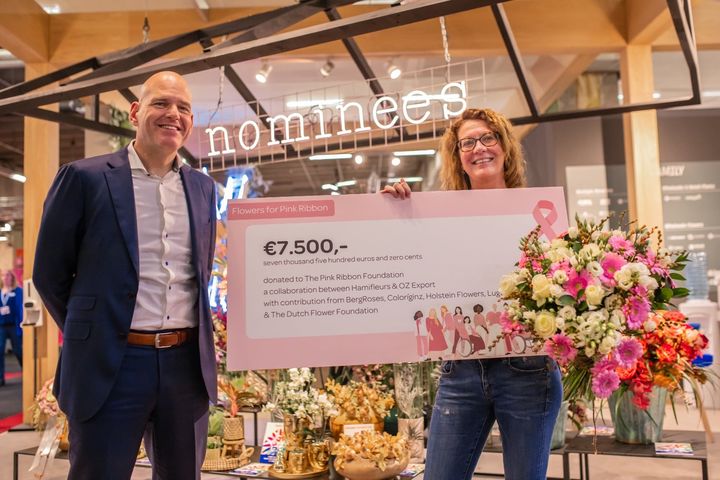 𝗣𝗶𝗻𝗸 𝗥𝗶𝗯𝗯𝗼𝗻 🎀<br/><br/>Vanuit onze merken Hamifleurs & OZ Export hebben we in samenwerking met Holstein Flowers, Lugt Lisianthus, Coloríginz & Berg RoseS een actie opgezet voor Pink Ribbon NL<br/><br/>Tijdens de Royal Flora Holland Trade Fair hebben we de cheque met het geweldige eindbedrag van €7500,- overhandigd aan Pink Ribbon!