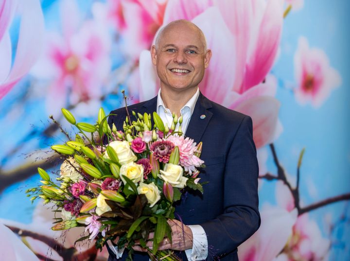 Vanaf 1 juni 2022 zal Joost Gietelink aantreden als de nieuwe Chief Financial Officer (CFO) bij Dutch Flower Group (DFG). Hij zal ook toetreden tot de Raad van Bestuur van DFG.<br/><br/>Joost Gietelink zal met deze benoeming Harry Brockhoff (62) opvolgen, die sinds 2001 als CFO aan Dutch Flower Group verbonden is. <br/><br/>Welkom bij de Dutch Flower Group Joost Gietelink namens het hele team van OZ-Hami ! 🌸👍🏼<br/><br/>Uiteraard willen we Harry Brockhoff bedanken voor de fijne samenwerking afgelopen jaren en zijn we blij dat hij in zijn nieuwe rol verbonden blijft aan de Dutch Flower Group!<br/><br/>Lees het persbericht:<br/>https://lnkd.in/dkjPMgsa